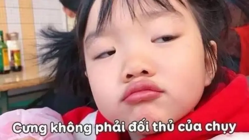 Hình meme cute với biểu cảm độc đáo, mang lại tiếng cười sảng khoái.