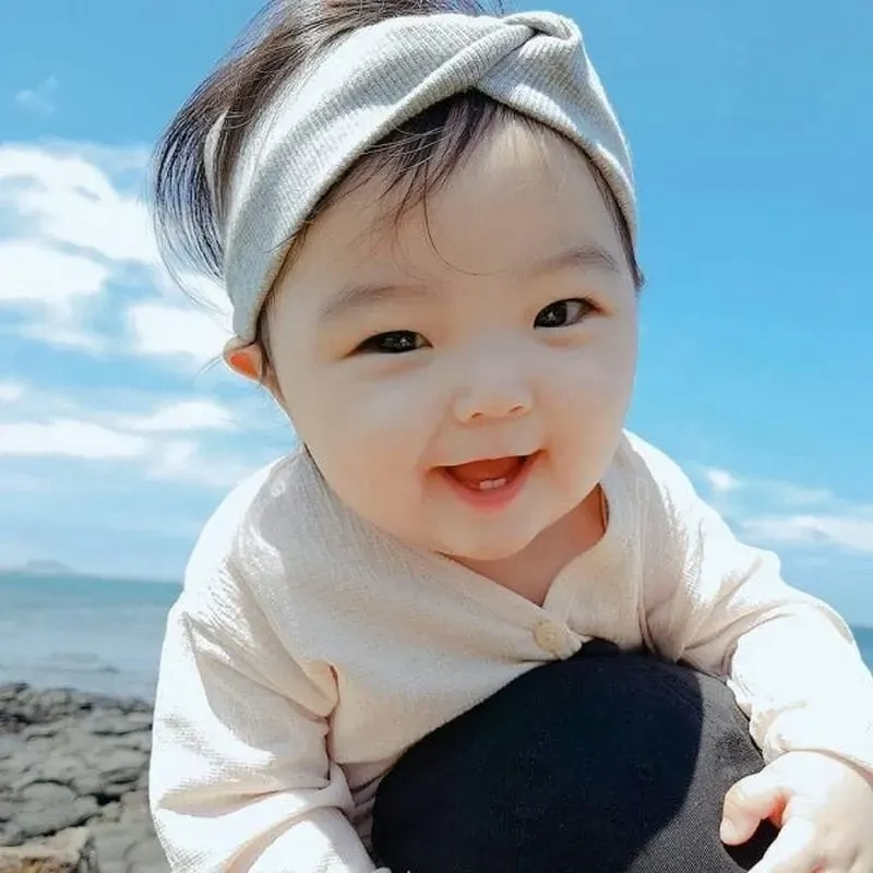 Hình nền em bé cute dễ thương là sự lựa chọn hoàn hảo cho màn hình điện thoại của bạn!