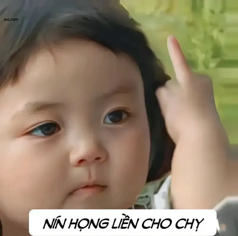 Meme em bé mới ngủ dậy ngộ nghĩnh và dễ thương sẽ làm bạn bật cười vì sự đáng yêu và ngây thơ.