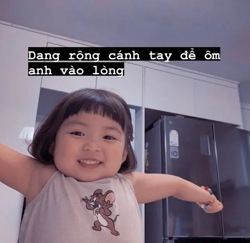 Meme khỉ ôm đầu, biểu cảm độc đáo làm người xem bật cười.