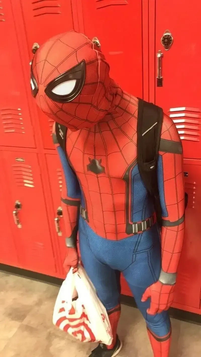 Spiderman train meme mang đến những tình huống bất ngờ và cực kỳ vui nhộn.