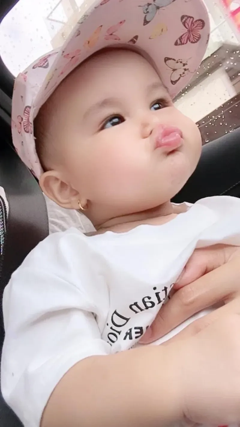 Meme ảnh em bé cute với biểu cảm hài hước lan tỏa niềm vui