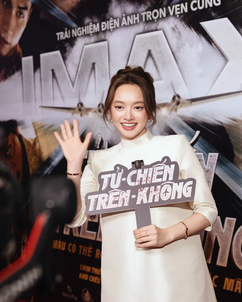 Kaity Nguyễn mặc áo dài duyên dáng