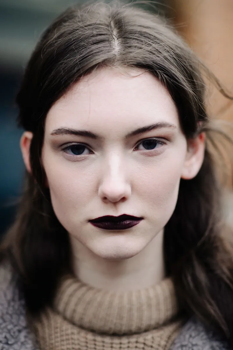 Phụ nữ miệng rộng môi mỏng sắc