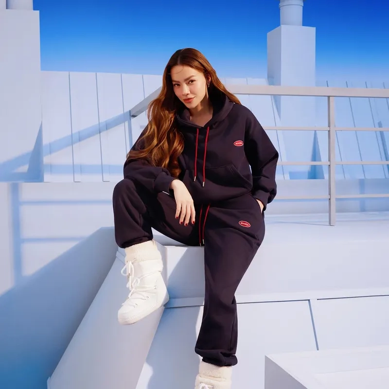 Ca sĩ Hồ Ngọc Hà hát trong concert