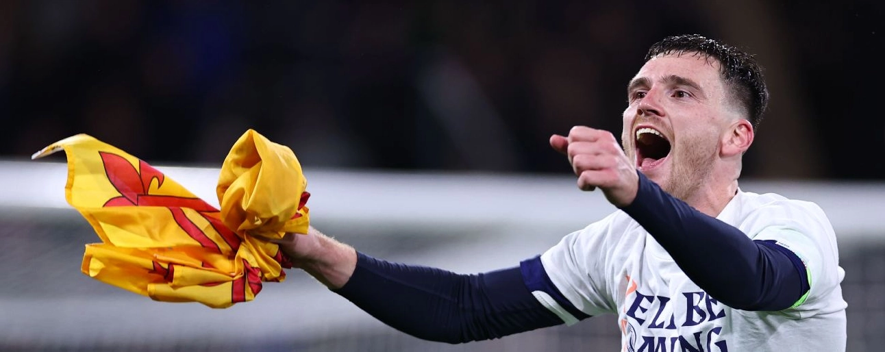 Andrew Robertson với Đội tuyển Scotland và Jota