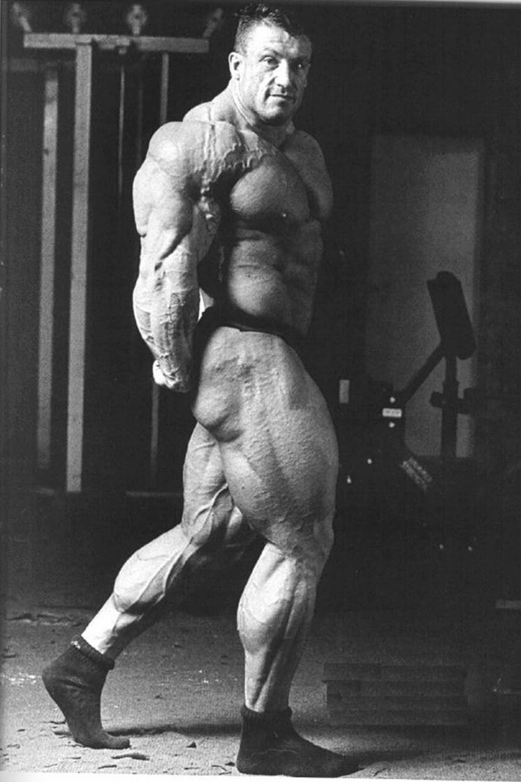 Dorian Yates thể hiện sức mạnh cơ bắp