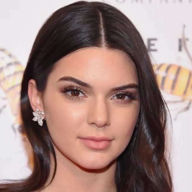 Kendall Jenner trong bộ trang phục sành điệu