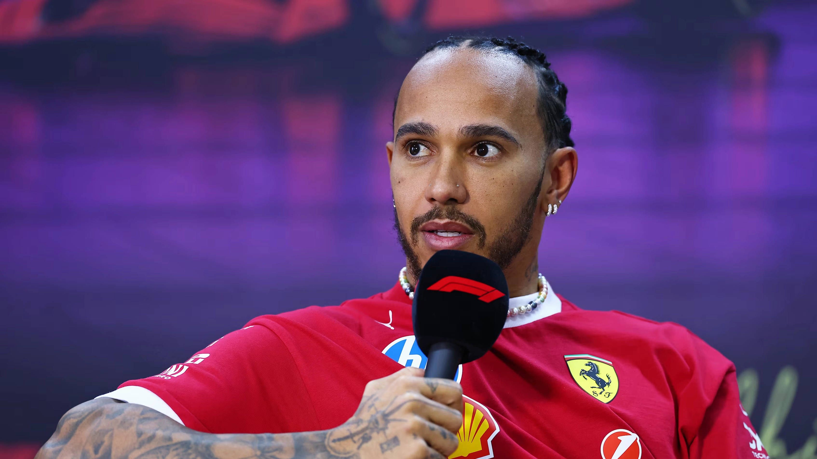 Lewis Hamilton phát biểu tại Bahrain trong buổi thử nghiệm F1 2025