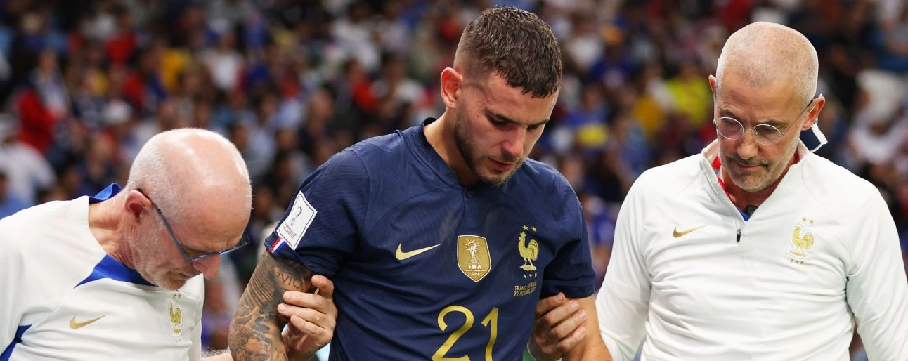 Lucas Hernández được đưa ra sân sau chấn thương đầu gối World Cup Pháp thắng Australia chứa Lucas Hernández