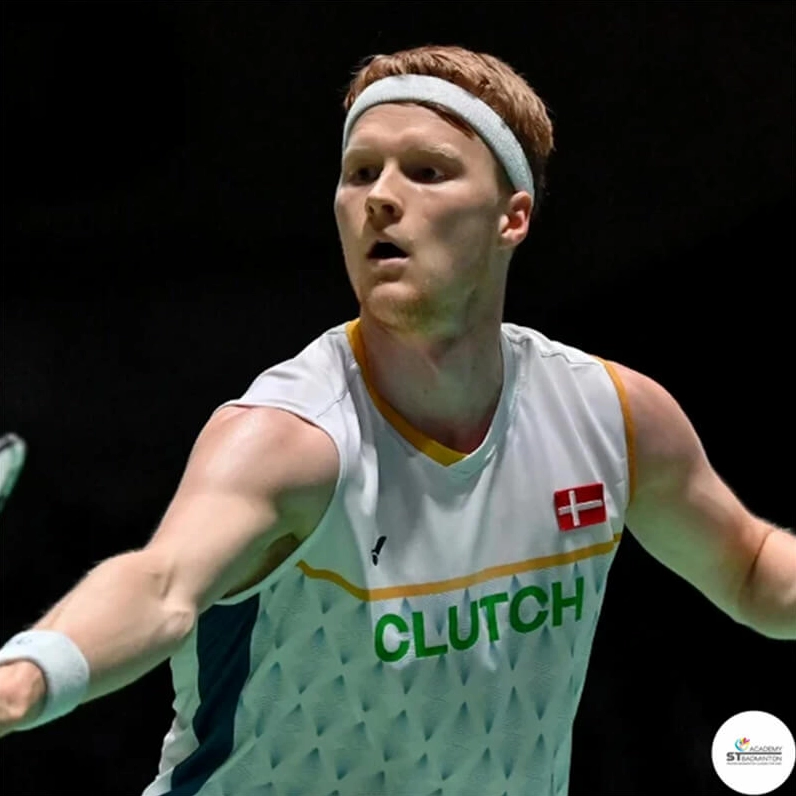 Tay vợt Anders Antonsen thi đấu chuyên nghiệp