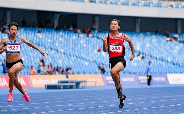 Vận động viên Trần Thị Nhi Yến thi đấu cự ly 100m tại SEA Games 32