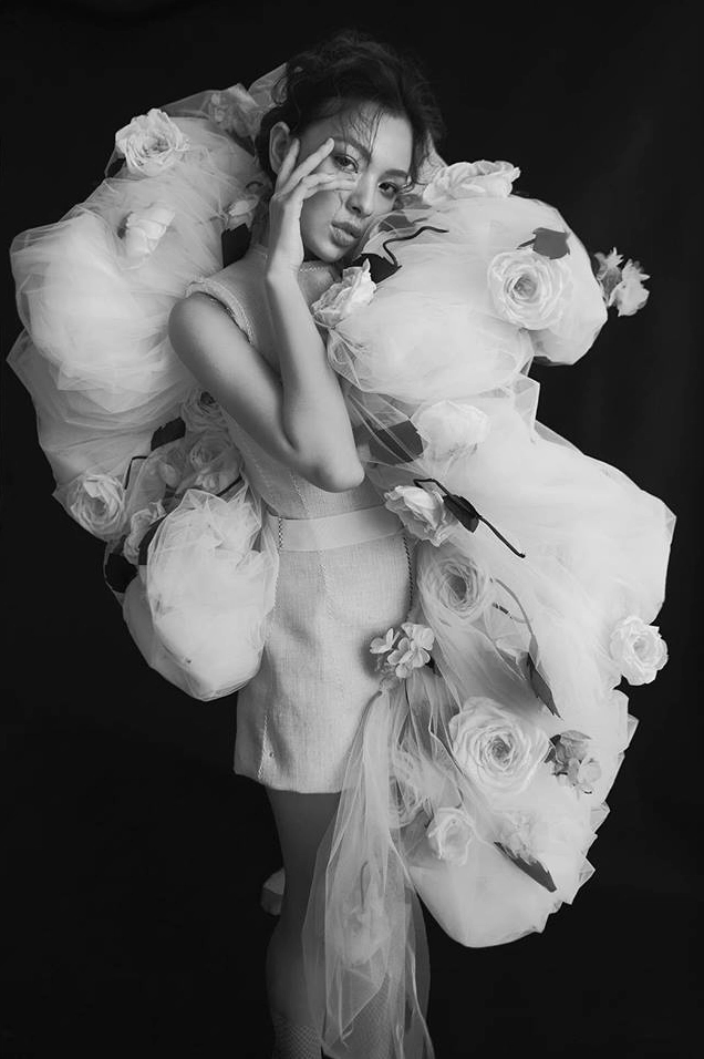 Nhan sắc rạng rỡ và cuốn hút của Tú Hảo