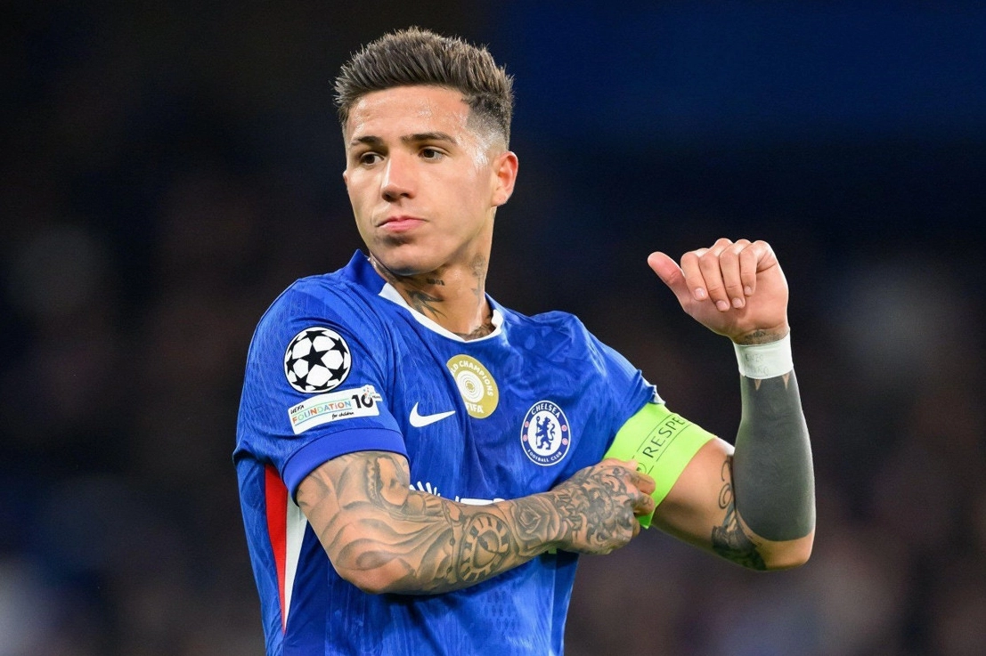 Tiền vệ Enzo Fernandez trong màu áo Chelsea đang là tâm điểm của những cuộc thảo luận về vị trí nhạc trưởng