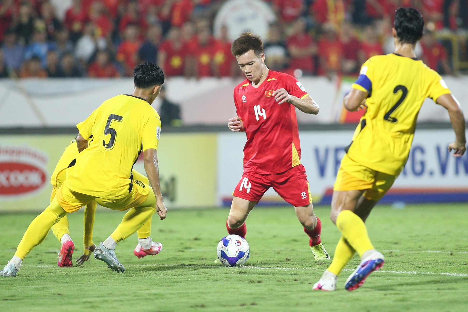 Tiền vệ Hoàng Đức gặp chấn thương trong trận đấu tại Đông Nam Á