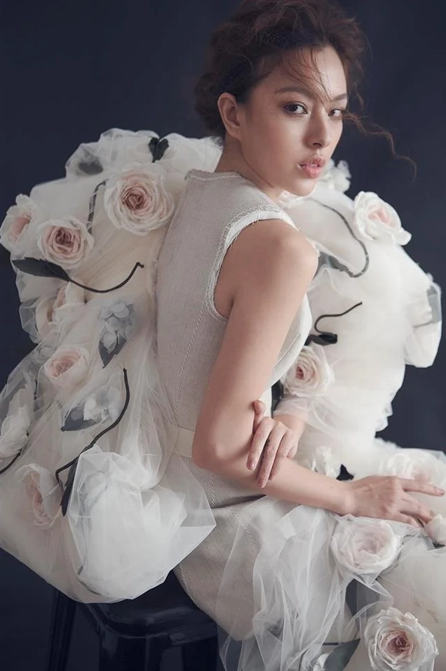 Tú Hảo tự tin sải bước và khẳng định cá tính thời trang độc bản