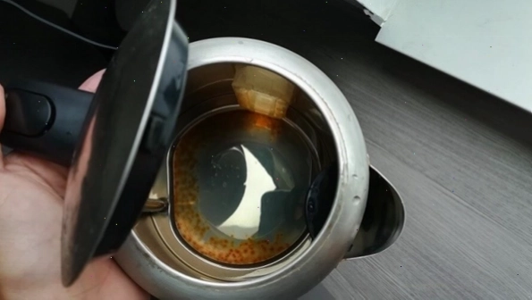 Ấm siêu tốc bị rỉ sét ở phần đáy gây rò rỉ nước