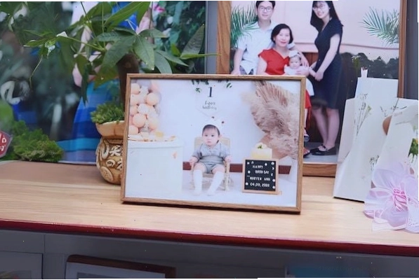 Ảnh gia đình trang trí bàn làm việc mang ý nghĩa tốt đẹp