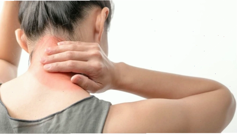 Bác sĩ đang khám tai cho bệnh nhân