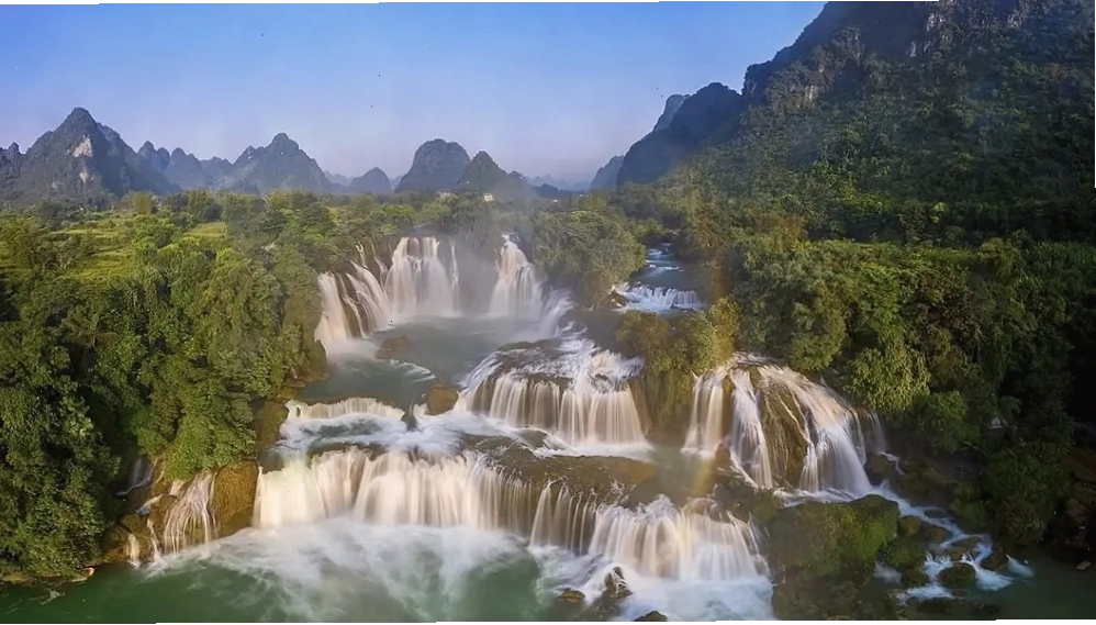 Bậc thang dẫn lên chính điện chùa