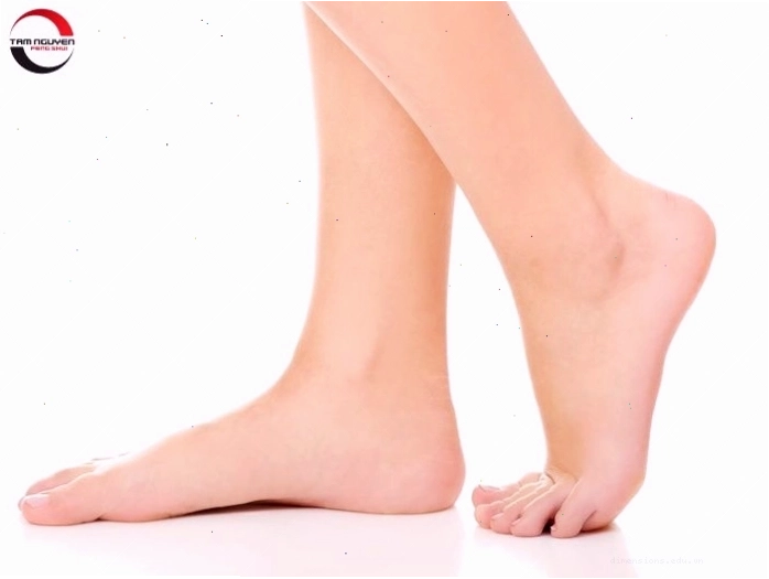 Bàn chân nữ giới với các ngón chân thon dài và lòng bàn chân đầy đặn