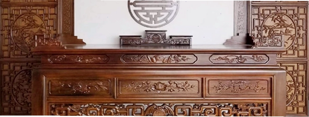Bàn thờ gia tiên được bài trí hợp phong thủy với vách ngăn gỗ