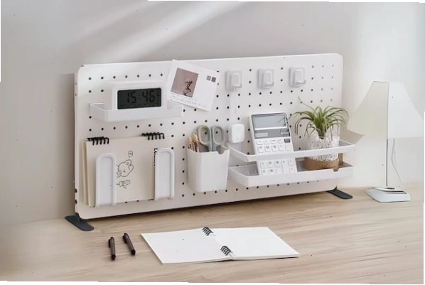 Bảng pegboard trang trí và sắp xếp đồ dùng bàn làm việc