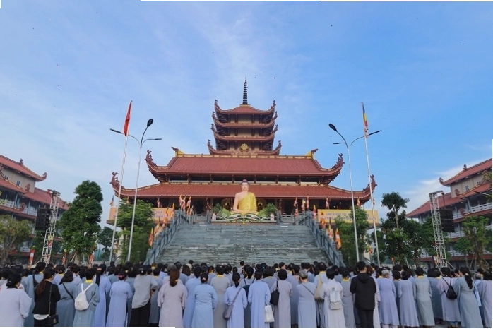 Bát Bửu Phật Đài thu hút du khách thập phương tại chùa Phật Cô Đơn