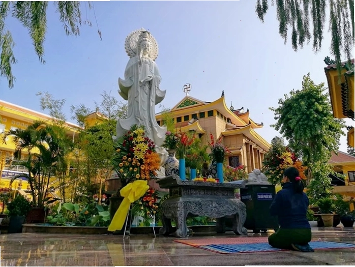 Bên trong Chùa Xá Lợi nhìn ra ngoài