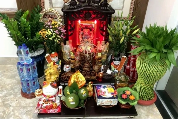 Bố trí tượng Thần Tài và Thổ Địa trên bàn thờ