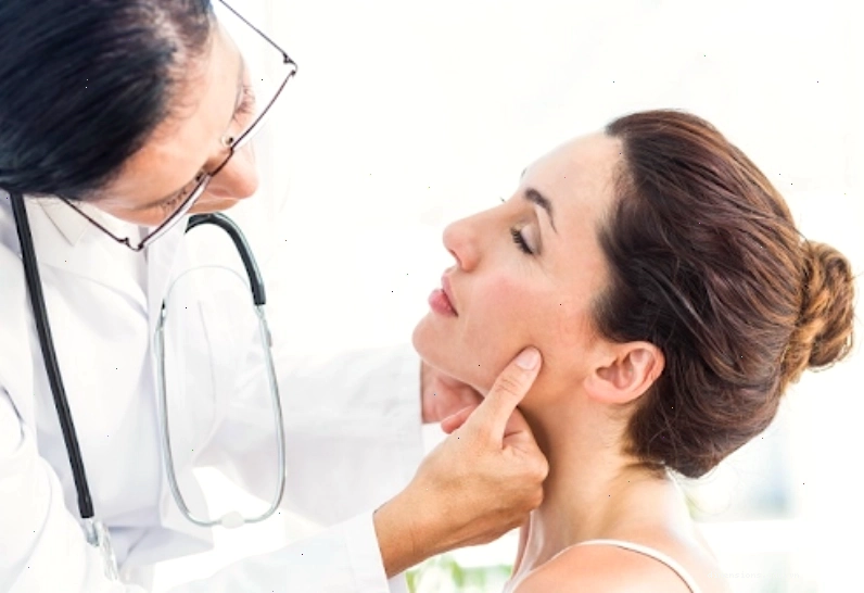 Cần đến ngay cơ sở y tế khi da mặt nóng bừng và hồng đỏ kèm những dấu hiệu bất thường