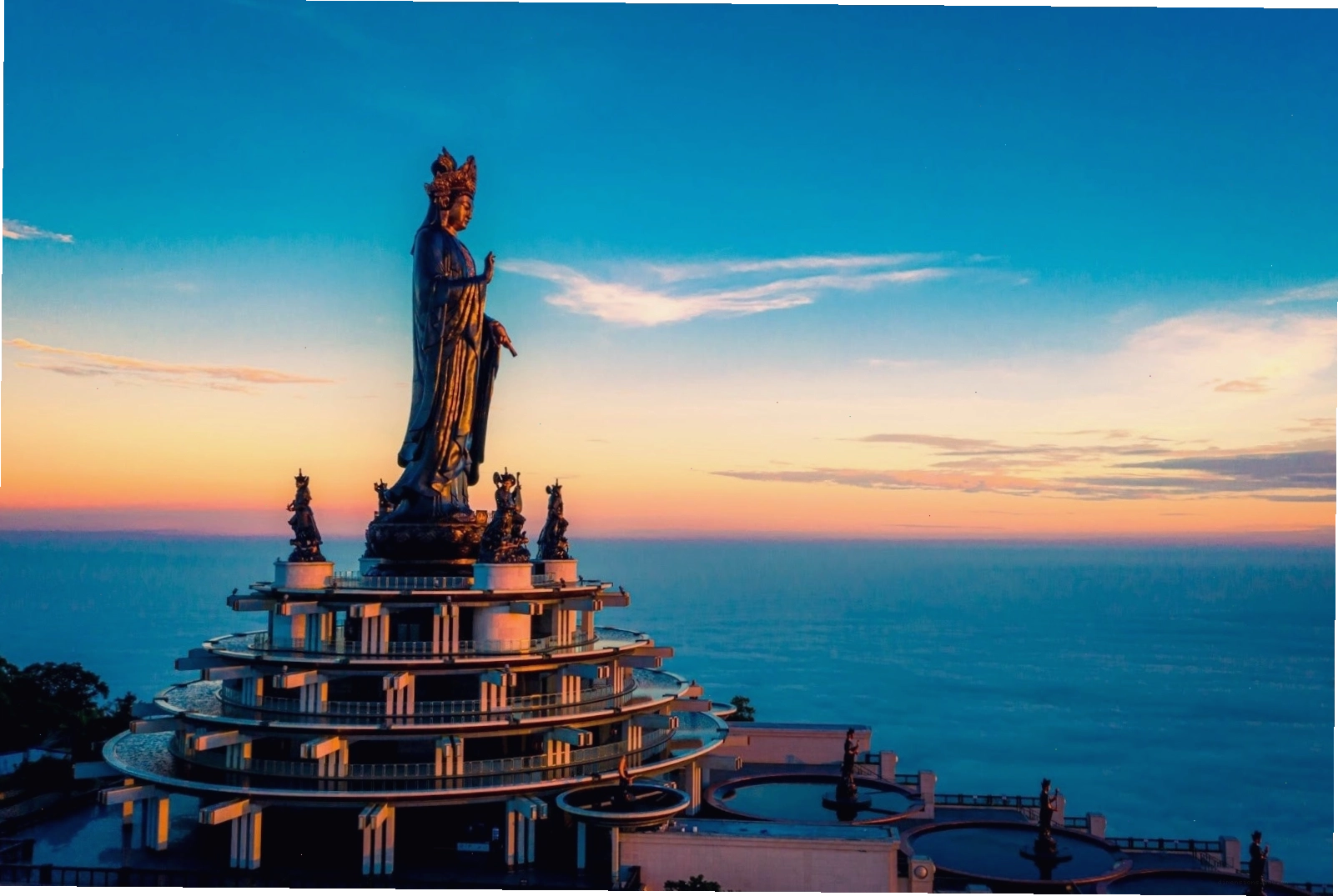 Cảnh quan thiên nhiên hùng vĩ xung quanh Núi Bà Đen