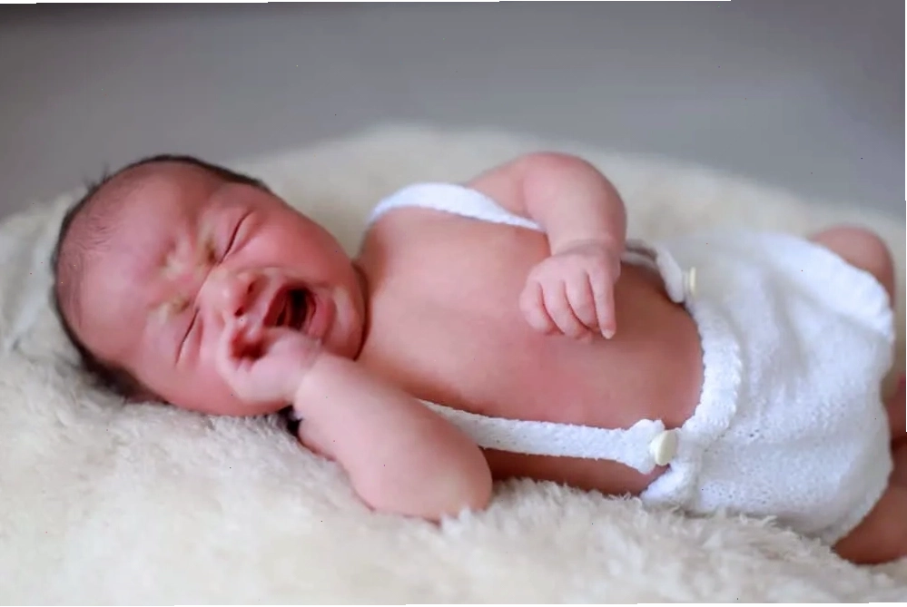 Cha mẹ ôm ấp bé sơ sinh