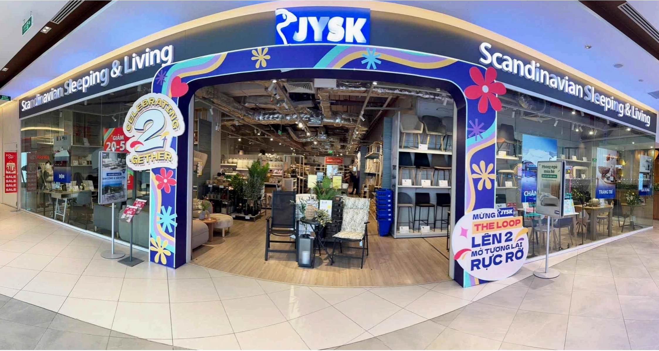 Chậu cây Phú Quý với lá đỏ rực rỡ