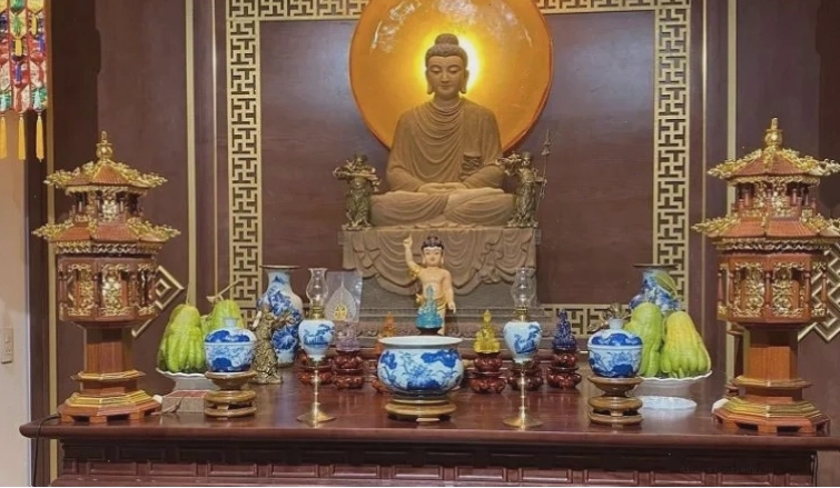 Chuẩn bị lễ vật cho bài cúng bàn thờ Phật tại nhà