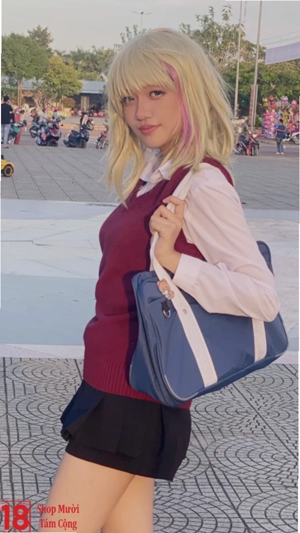 Cô gái cosplay anime với phong cách trẻ trung