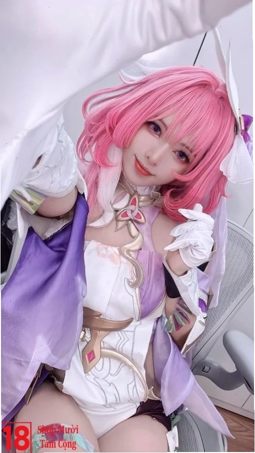 Cô gái cosplay anime với tạo hình nhân vật trong sáng