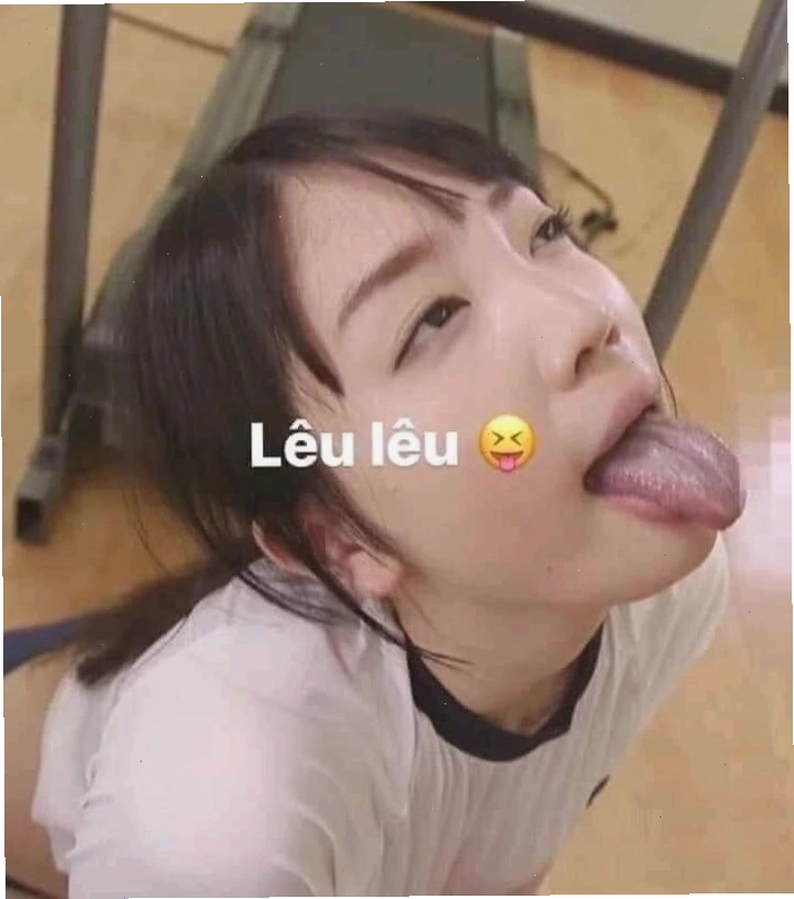 Cô gái Nhật Bản thè lưỡi lêu lêu