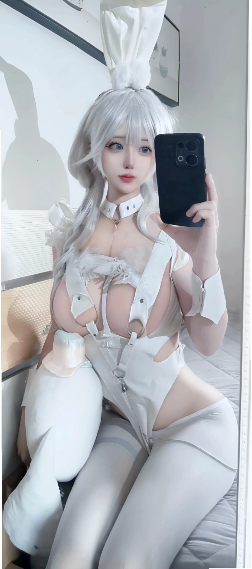 Cô gái xinh đẹp hóa thân thành nhân vật anime với trang phục ấn tượng