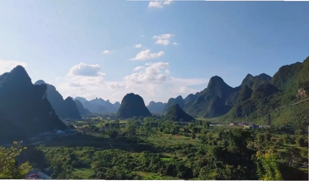 Cổng tam quan uy nghiêm của Chùa Phật Tích Trúc Lâm Bản Giốc
