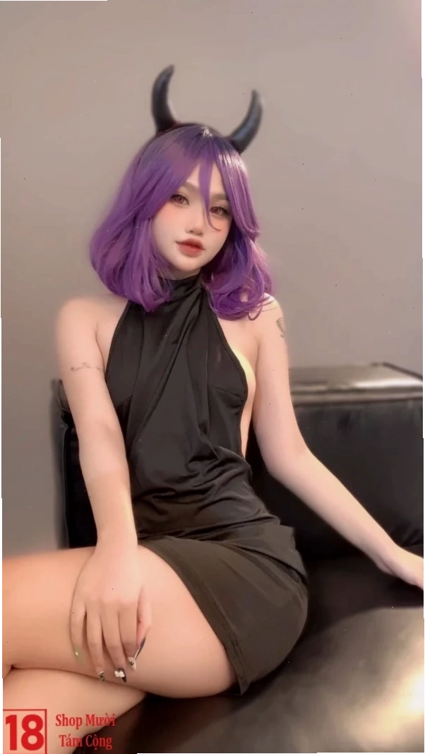 Cosplay nhân vật anime nữ dễ thương với phụ kiện đáng yêu