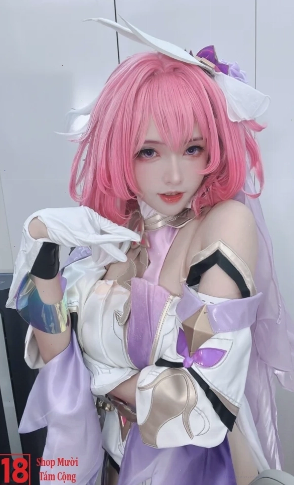 Cosplay nhân vật anime nữ với trang phục sexy và cuốn hút
