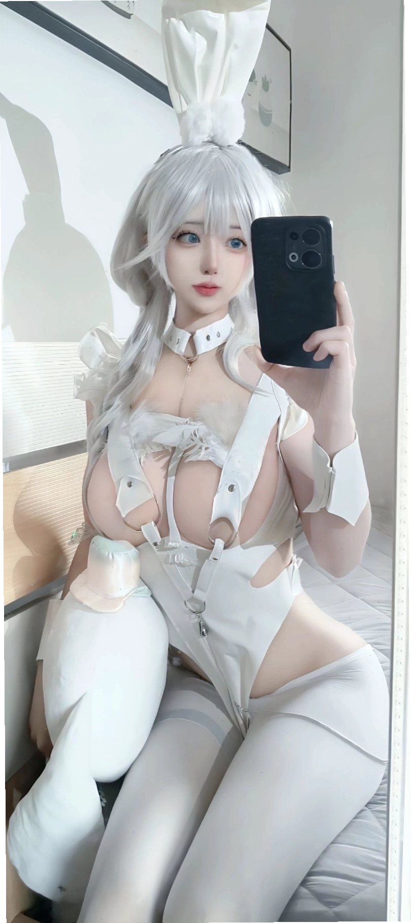 Cosplayer tái hiện nhân vật anime nữ với trang phục ấn tượng