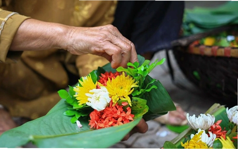 Dâng hoa đẹp thể hiện lòng thành kính và sự biết ơn đối với chư Phật, Bồ Tát