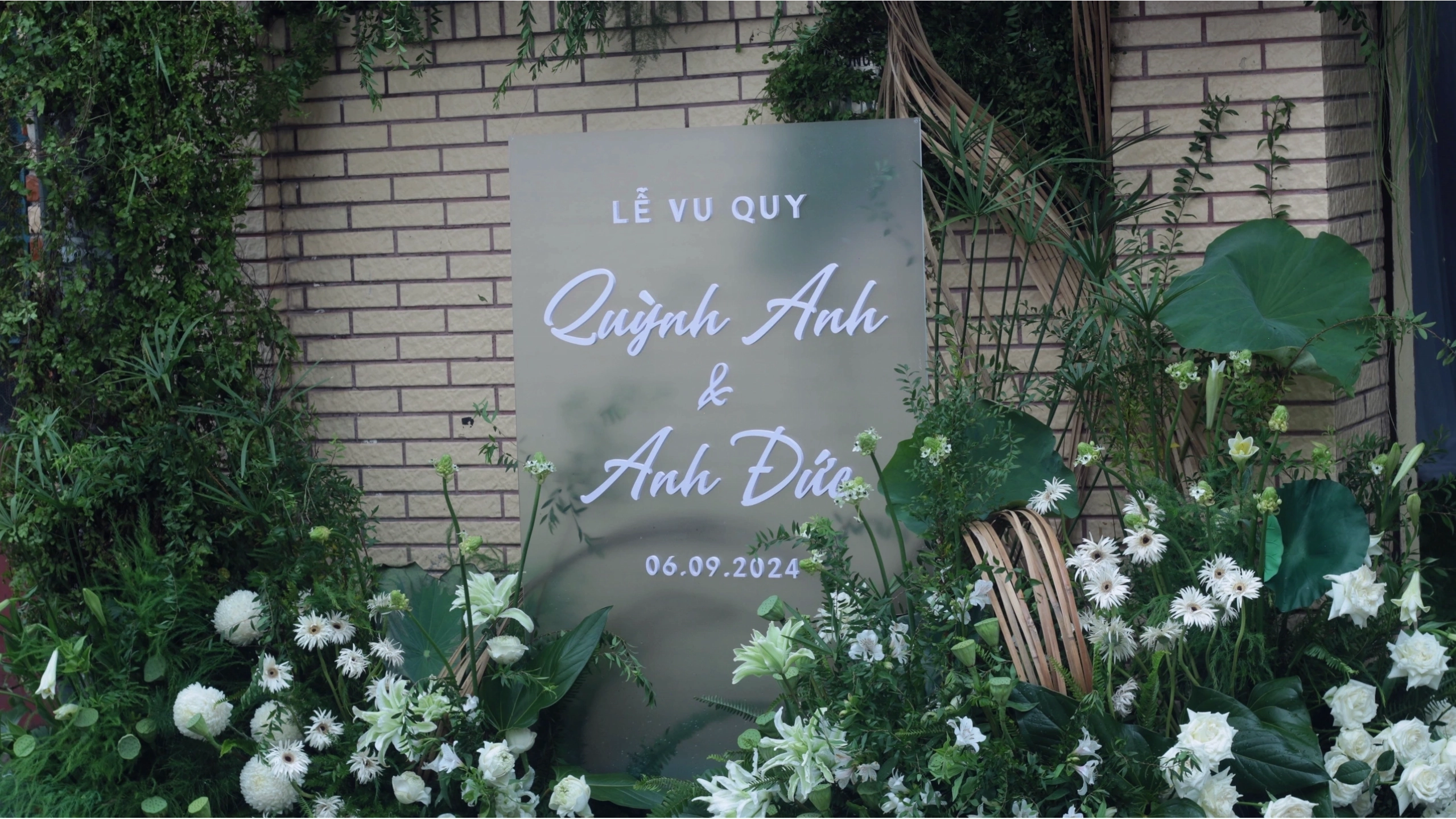 Diễn viên Anh Đức với nụ cười tươi tắn trên phim trường
