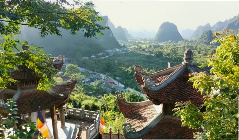 Du khách tham quan khuôn viên Chùa Phật Tích Trúc Lâm Bản Giốc