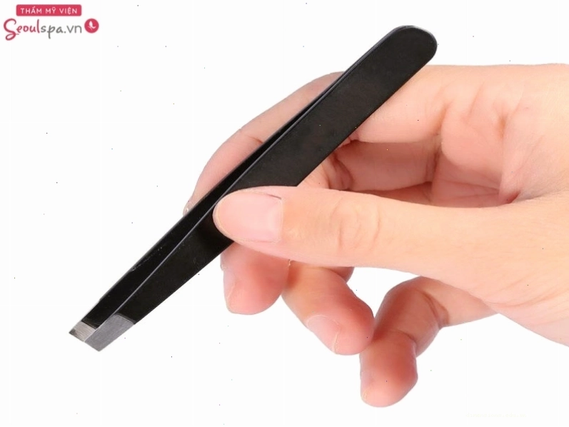 Dùng nhíp nhổ lông bụng giúp loại bỏ gốc sợi lông