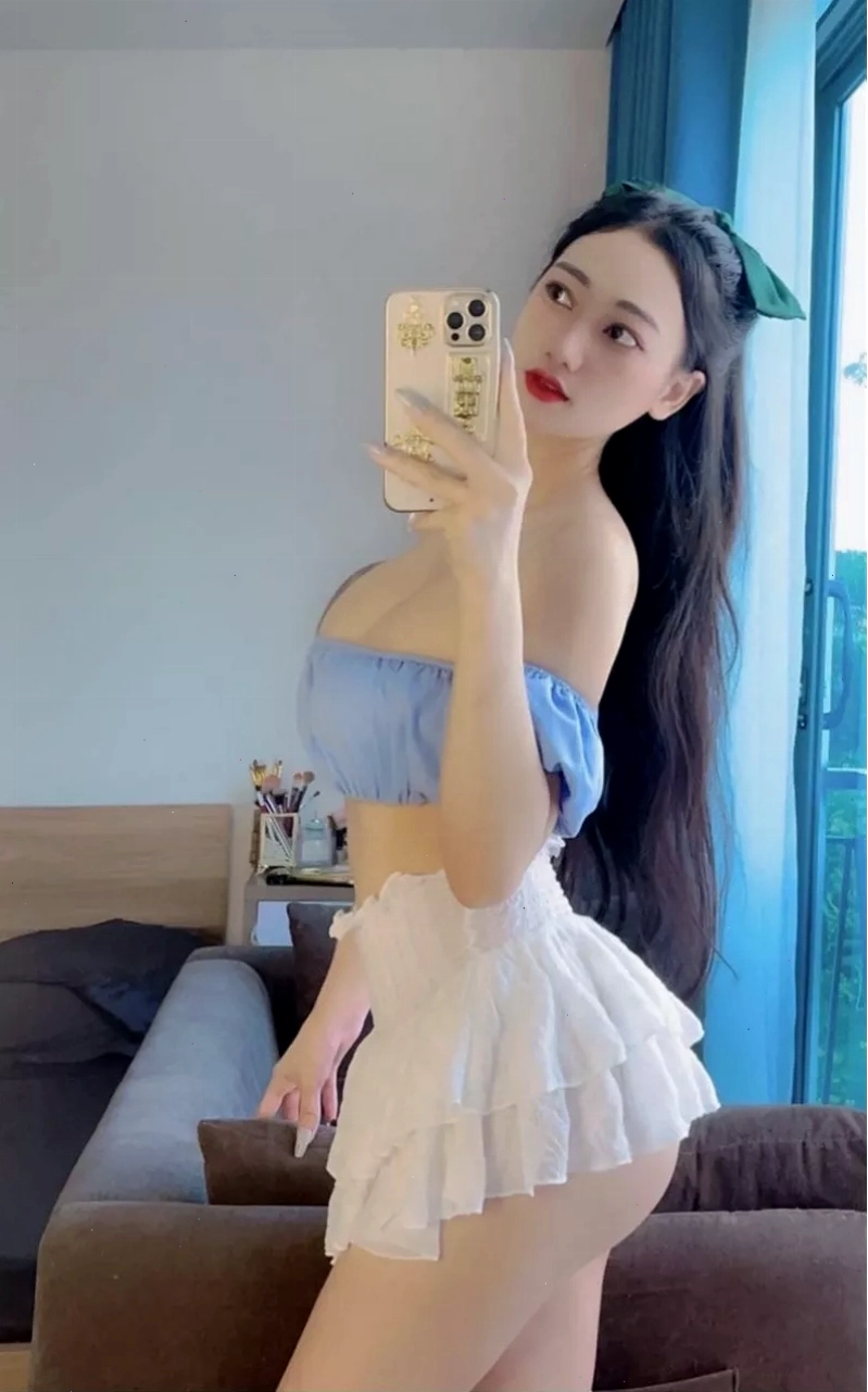 Gái xinh diện váy ngắn với phong cách năng động trẻ trung
