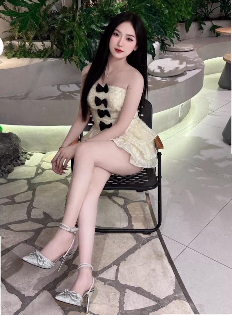 Gái xinh tạo dáng bên đường phố với trang phục váy ngắn