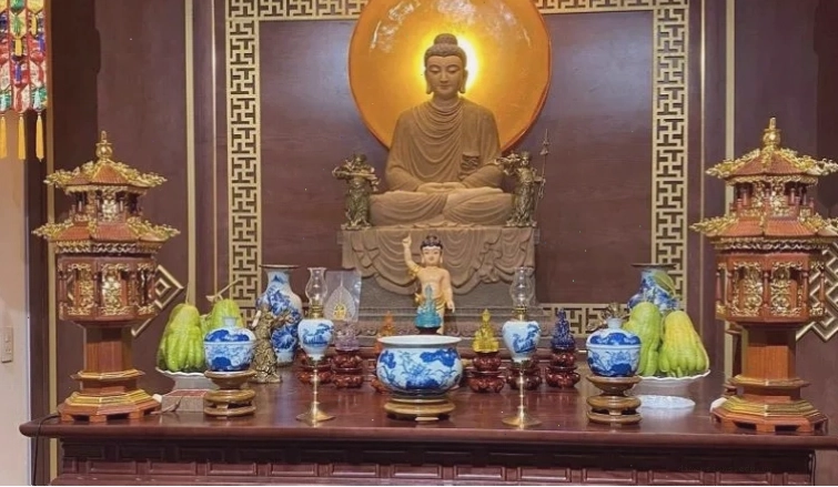 Gia chủ thực hiện nghi thức dâng hương và đọc bài khấn Phật tại bàn thờ gia tiên